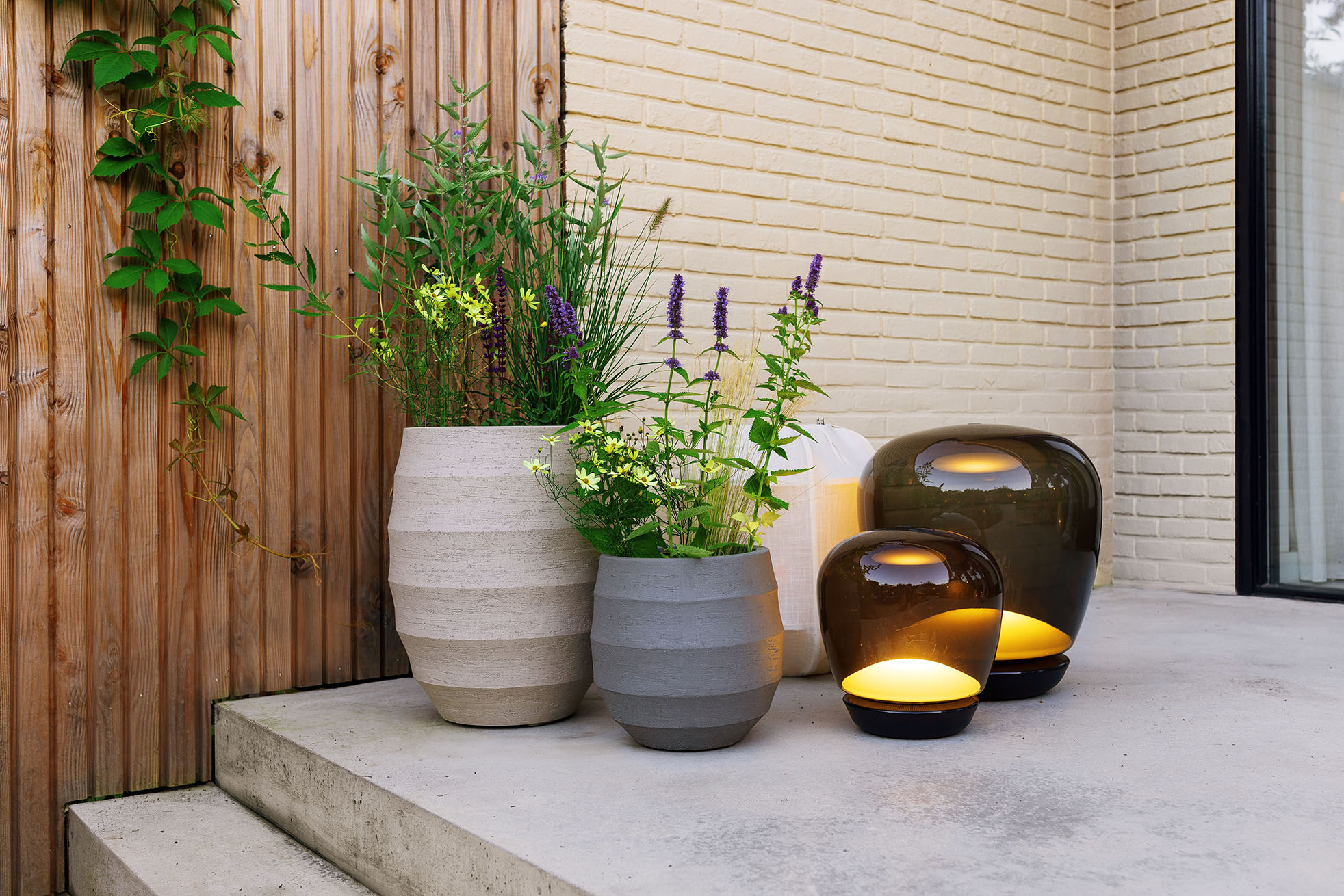 Modern tall planter Bordo Tall Balloon in sand color, ideal for a stylish outdoor space.